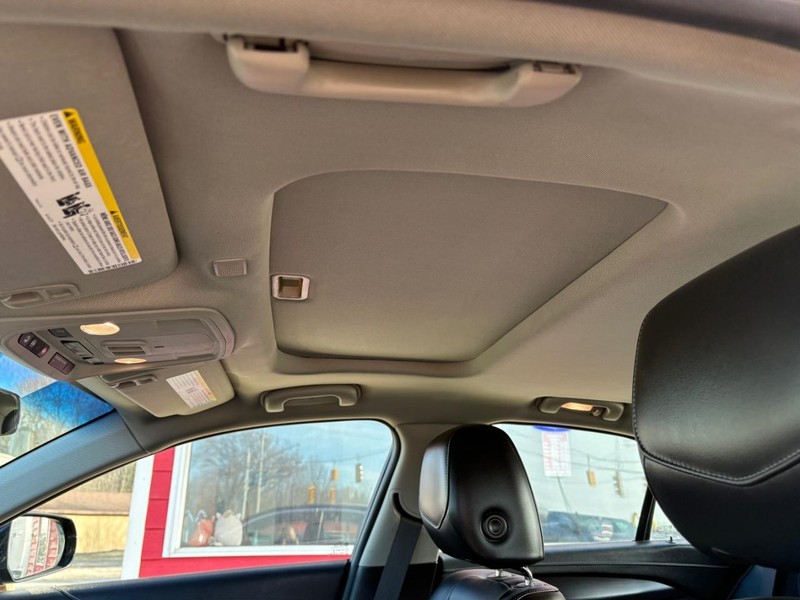 Cadillac ATS Sedan Vehicle Full-screen Gallery Image 16