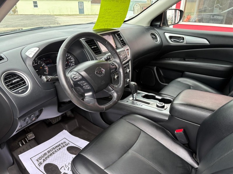 Nissan Pathfinder Vehicle Full-screen Gallery Image 07