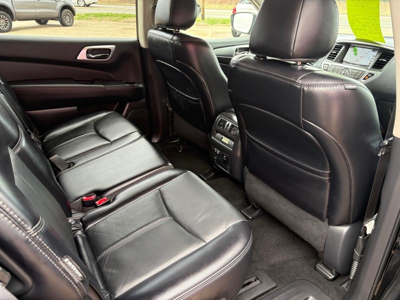 Nissan Pathfinder Vehicle Full-screen Gallery Image 10