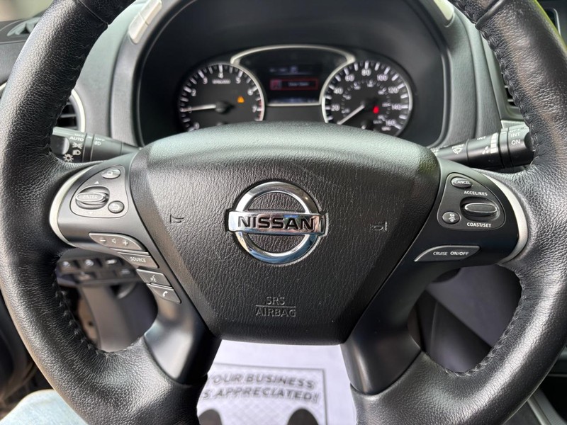 Nissan Pathfinder Vehicle Full-screen Gallery Image 12