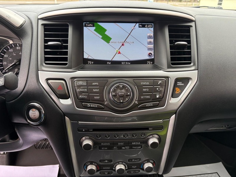 Nissan Pathfinder Vehicle Full-screen Gallery Image 13