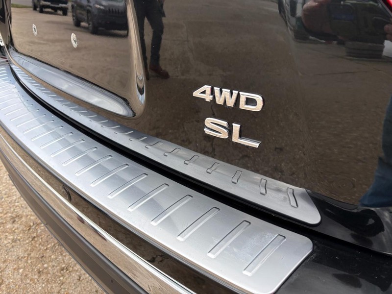 Nissan Pathfinder Vehicle Full-screen Gallery Image 18