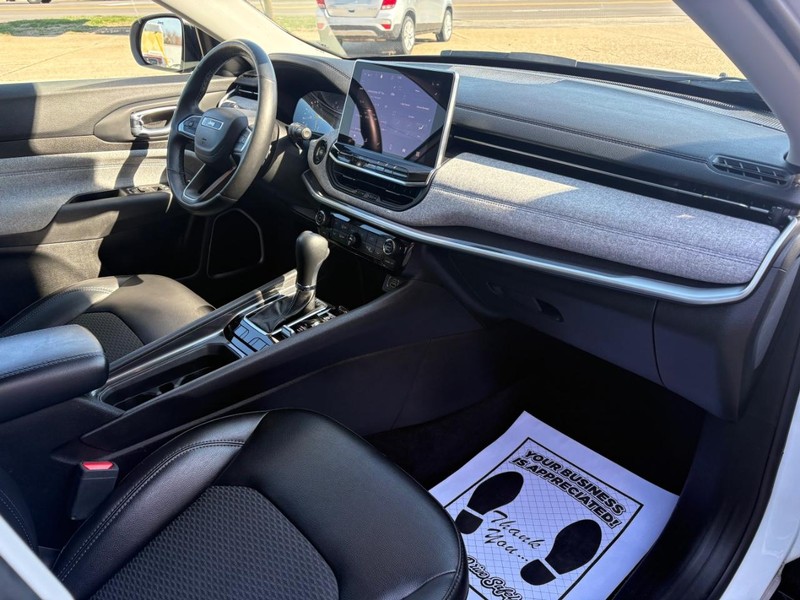 Jeep Compass Vehicle Full-screen Gallery Image 10