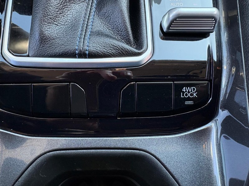 Jeep Compass Vehicle Full-screen Gallery Image 15