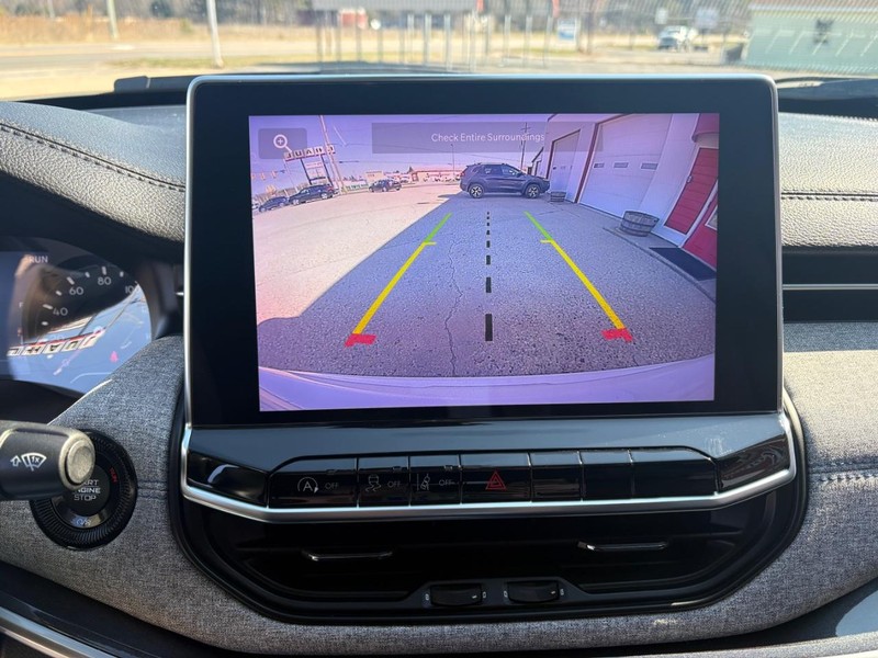 Jeep Compass Vehicle Full-screen Gallery Image 16