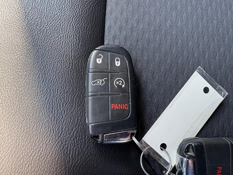 Jeep Compass Vehicle Full-screen Gallery Image 18