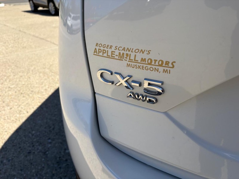 Mazda CX-5 Vehicle Full-screen Gallery Image 20