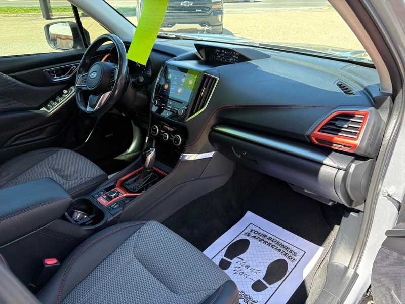 Subaru Forester Vehicle Full-screen Gallery Image 09