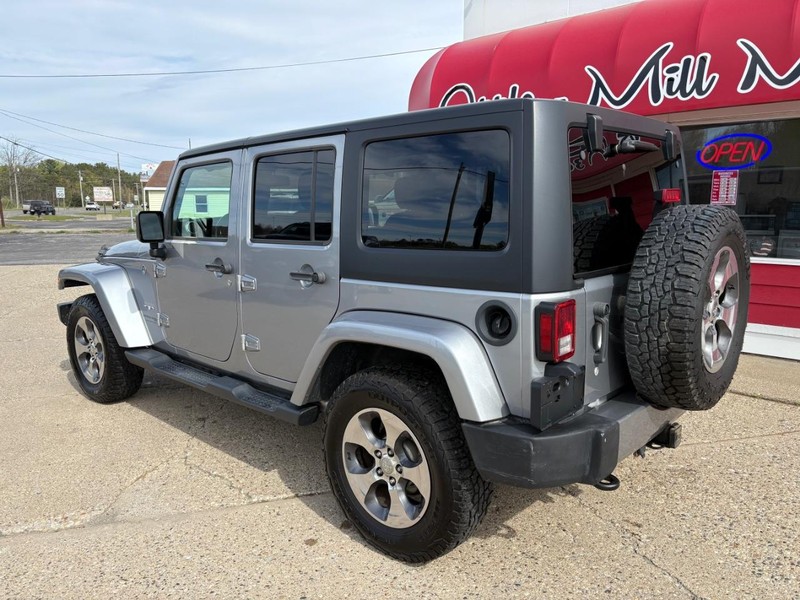Jeep Wrangler JK Unlimited Vehicle Full-screen Gallery Image 02