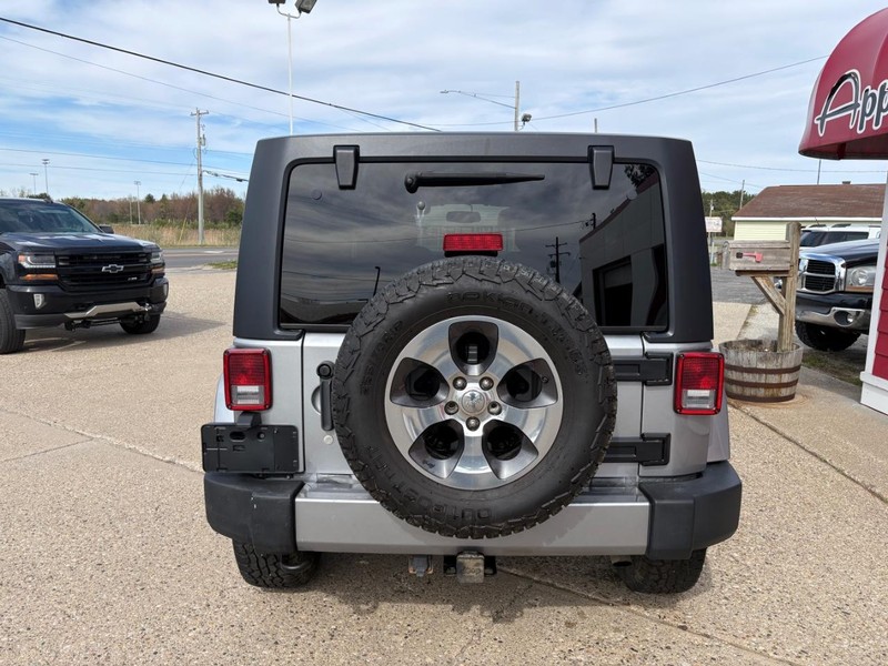 Jeep Wrangler JK Unlimited Vehicle Full-screen Gallery Image 06