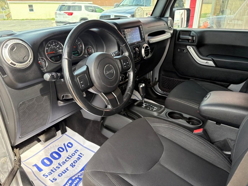 Jeep Wrangler JK Unlimited Vehicle Full-screen Gallery Image 07