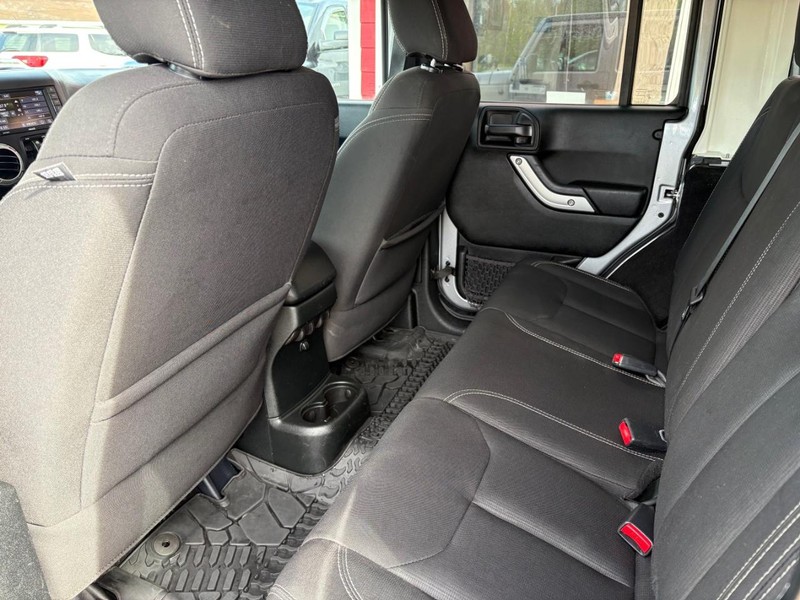 Jeep Wrangler JK Unlimited Vehicle Full-screen Gallery Image 08