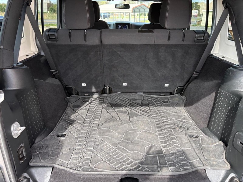 Jeep Wrangler JK Unlimited Vehicle Full-screen Gallery Image 11