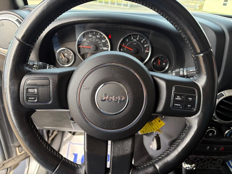 Jeep Wrangler JK Unlimited Vehicle Full-screen Gallery Image 12