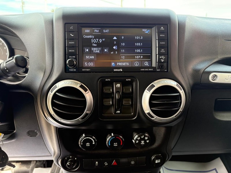 Jeep Wrangler JK Unlimited Vehicle Full-screen Gallery Image 13