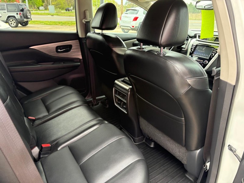 Nissan Murano Vehicle Full-screen Gallery Image 09