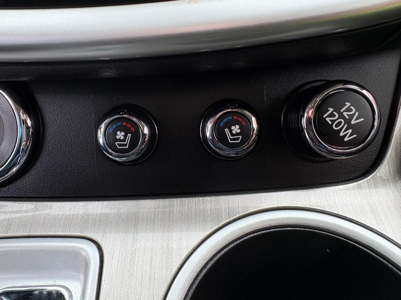 Nissan Murano Vehicle Full-screen Gallery Image 13