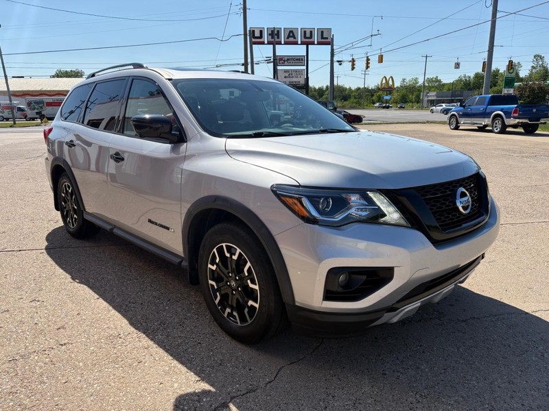 Nissan Pathfinder Vehicle Full-screen Gallery Image 03