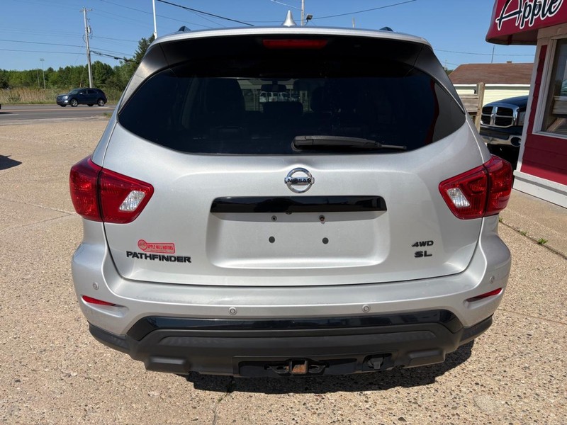 Nissan Pathfinder Vehicle Full-screen Gallery Image 05