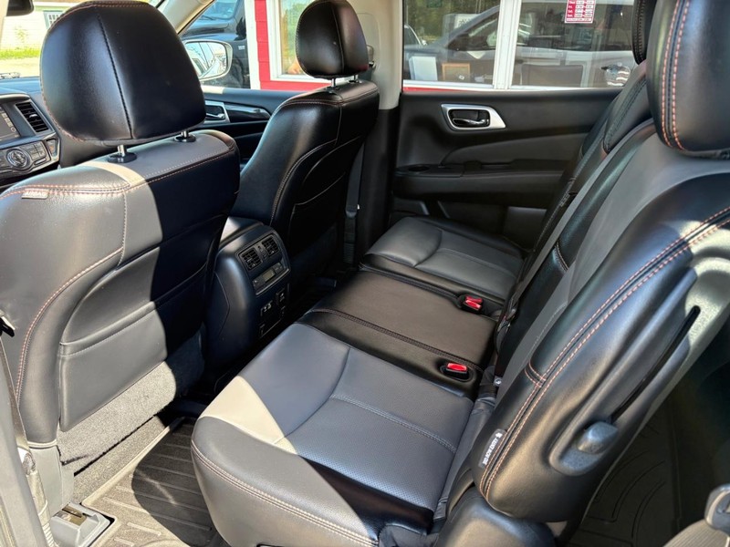 Nissan Pathfinder Vehicle Full-screen Gallery Image 08
