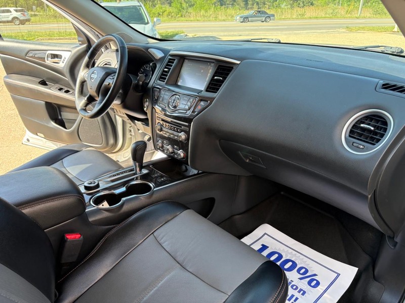 Nissan Pathfinder Vehicle Full-screen Gallery Image 10
