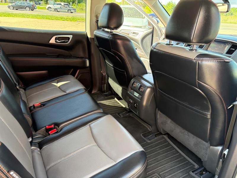 Nissan Pathfinder Vehicle Full-screen Gallery Image 11