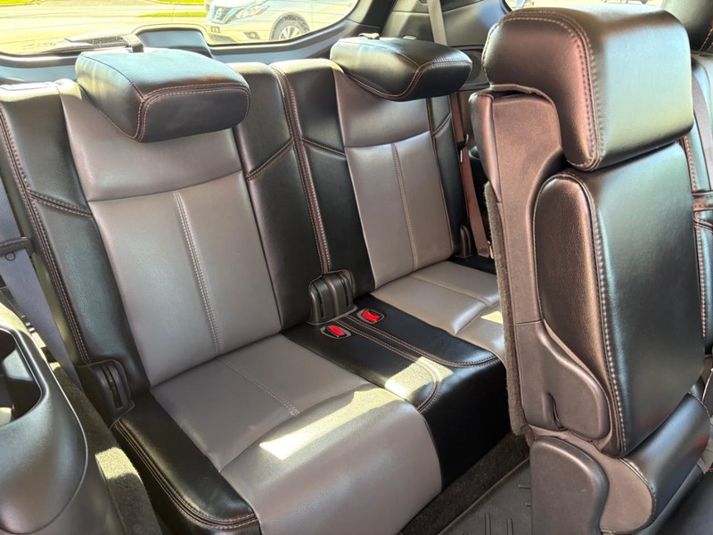 Nissan Pathfinder Vehicle Full-screen Gallery Image 12