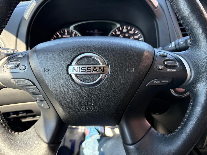 Nissan Pathfinder Vehicle Full-screen Gallery Image 13
