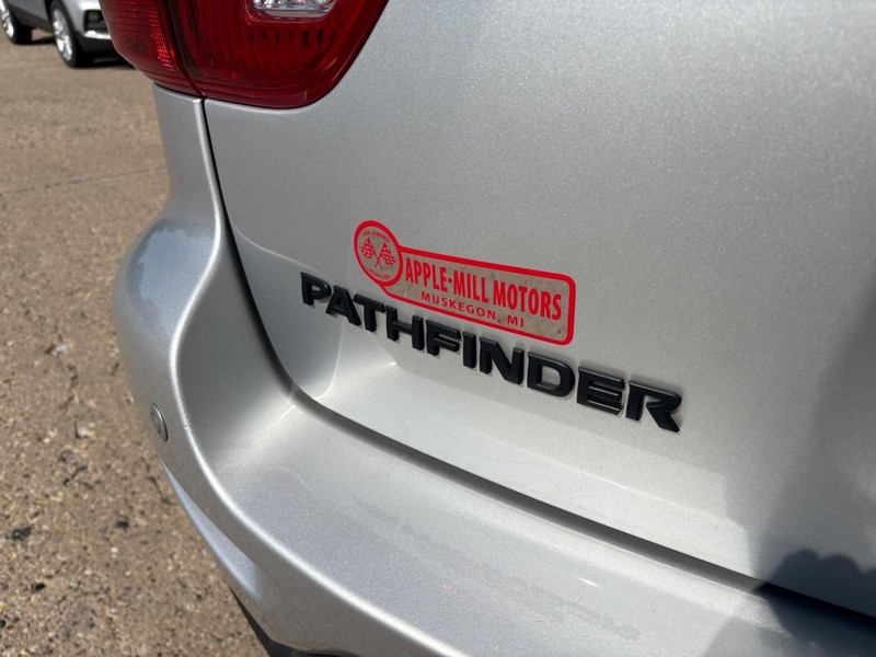 Nissan Pathfinder Vehicle Full-screen Gallery Image 22