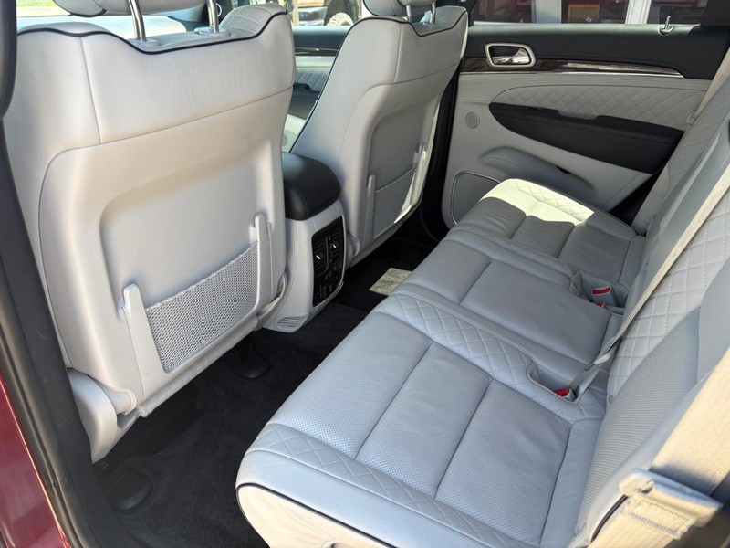 Jeep Grand Cherokee Vehicle Full-screen Gallery Image 08