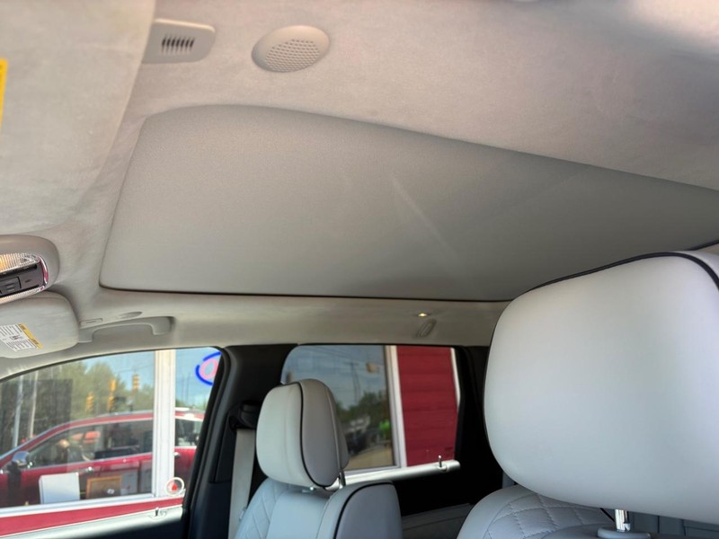 Jeep Grand Cherokee Vehicle Full-screen Gallery Image 17
