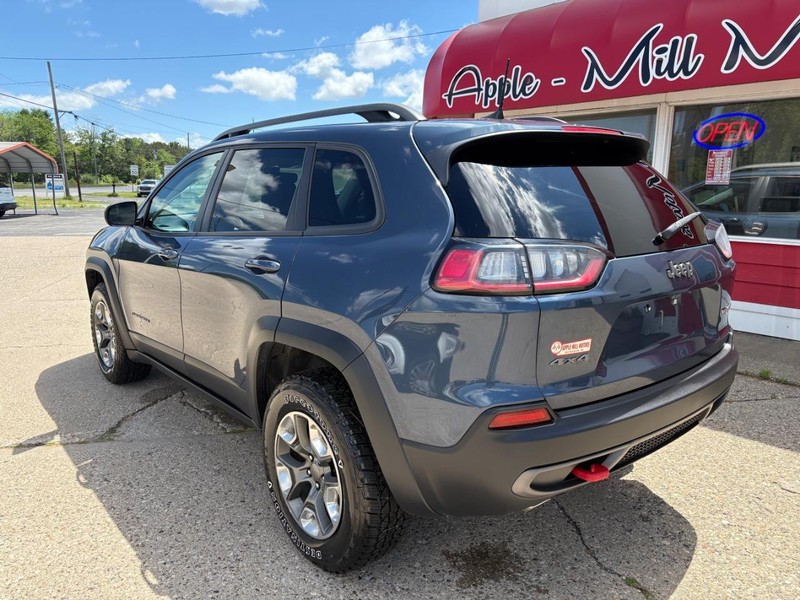 Jeep Cherokee Vehicle Full-screen Gallery Image 02