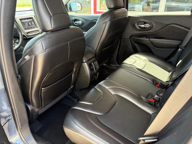 Jeep Cherokee Vehicle Full-screen Gallery Image 08