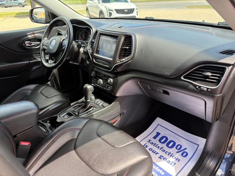 Jeep Cherokee Vehicle Full-screen Gallery Image 09