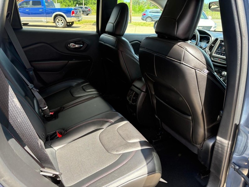 Jeep Cherokee Vehicle Full-screen Gallery Image 10