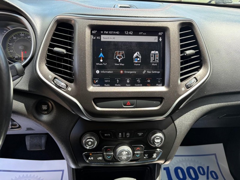 Jeep Cherokee Vehicle Full-screen Gallery Image 13