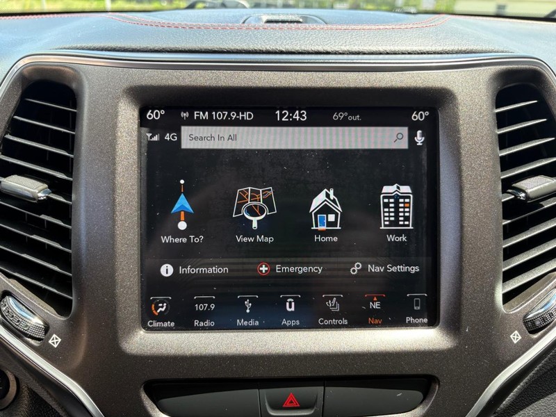 Jeep Cherokee Vehicle Full-screen Gallery Image 15