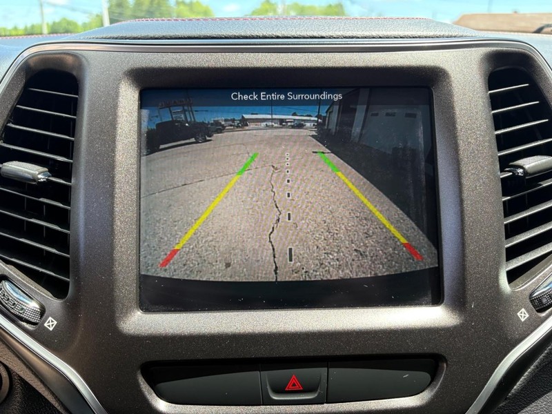 Jeep Cherokee Vehicle Full-screen Gallery Image 16