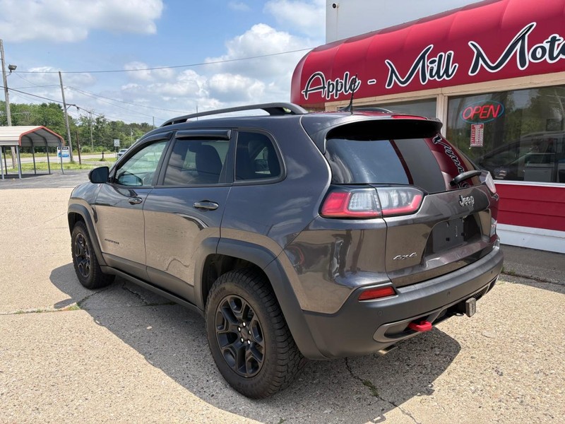 Jeep Cherokee Vehicle Full-screen Gallery Image 02