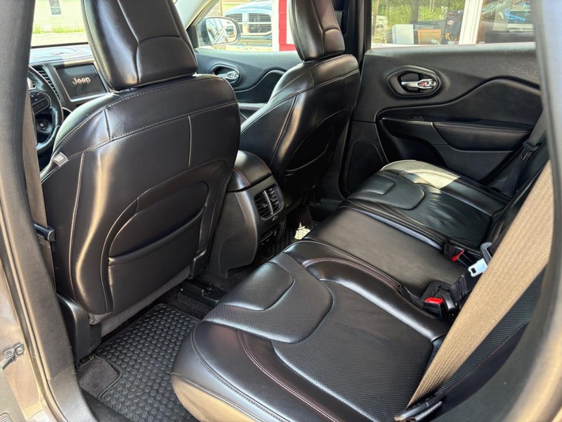 Jeep Cherokee Vehicle Full-screen Gallery Image 08