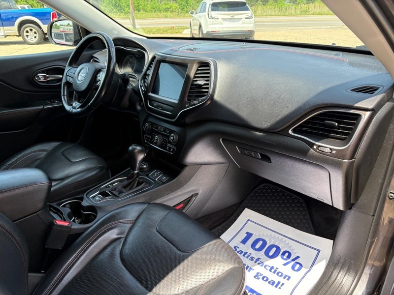 Jeep Cherokee Vehicle Full-screen Gallery Image 09