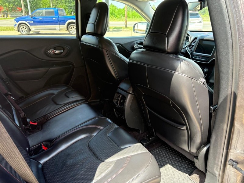 Jeep Cherokee Vehicle Full-screen Gallery Image 10