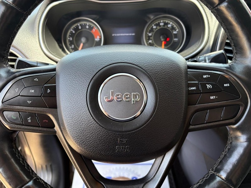 Jeep Cherokee Vehicle Full-screen Gallery Image 12