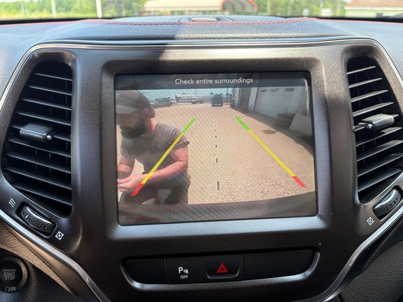 Jeep Cherokee Vehicle Full-screen Gallery Image 14