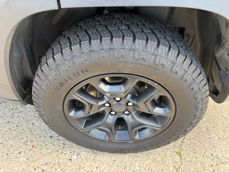 Jeep Cherokee Vehicle Full-screen Gallery Image 19