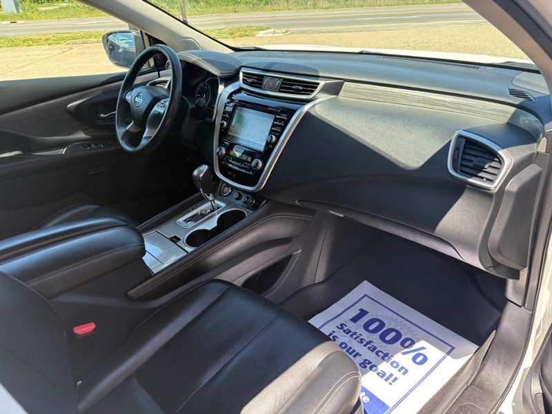Nissan Murano Vehicle Full-screen Gallery Image 09