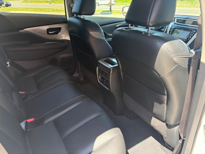Nissan Murano Vehicle Full-screen Gallery Image 10