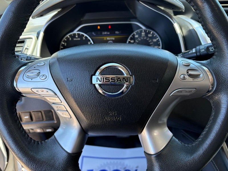 Nissan Murano Vehicle Full-screen Gallery Image 12