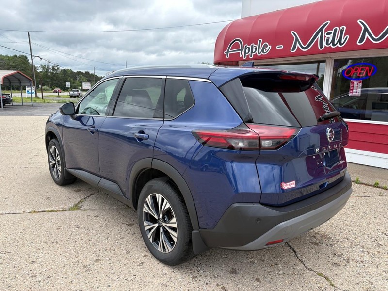 Nissan Rogue Vehicle Full-screen Gallery Image 02