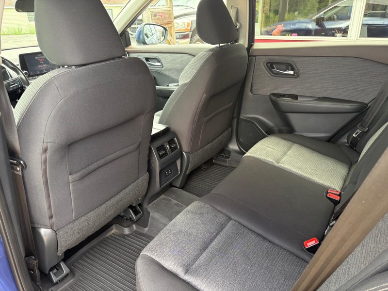 Nissan Rogue Vehicle Full-screen Gallery Image 08